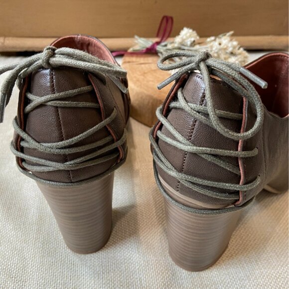 CLOSE OUT SALE!BC Footwear Picture It Brown Peep Toe Lace-Up Back Booties Size 7 - Picture 4 of 12